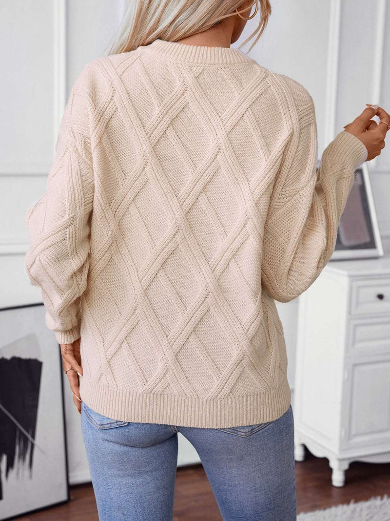 Cozy round neck sweater with geometric pattern and long sleeves.