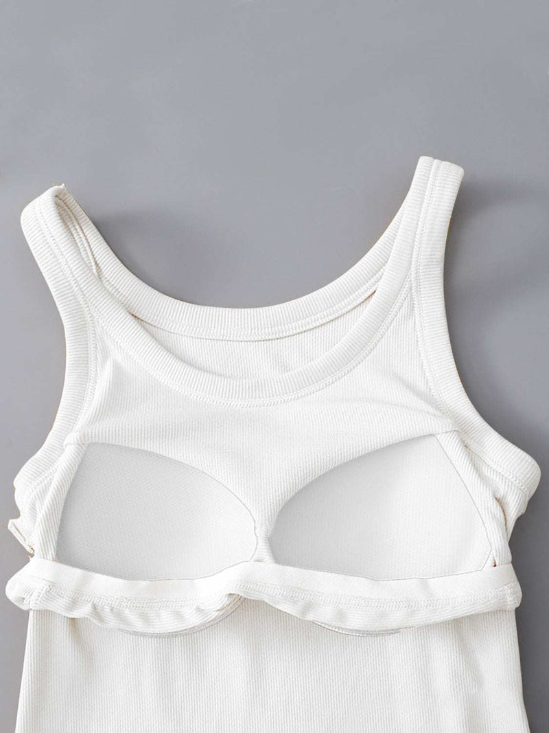 Round neck tank with built-in bra and moderate stretch, made of viscose and spandex.