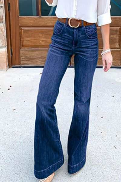 Full size flare jeans with pockets in plus size, buttoned style.